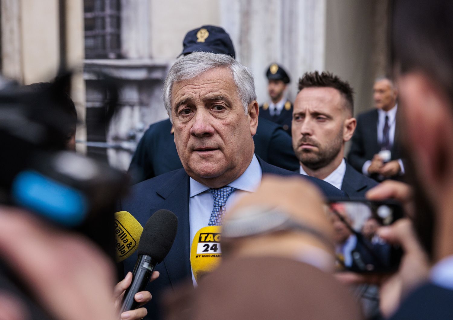 Il ministro degli Esteri Antonio Tajani fuori palazzo Chigi