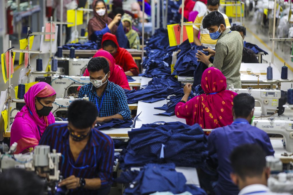 Operatori del settore tessile in Bangladesh
