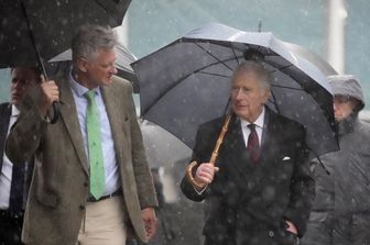Re Carlo e il suo ombrello