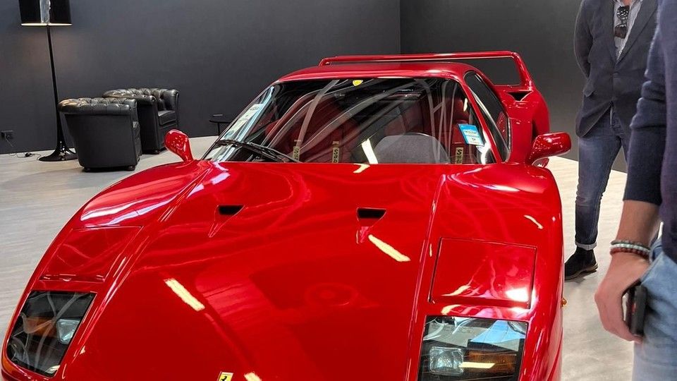 Ferrari F40. Realizzata in 1.337 esemplari era mossa da un V8 di 3.000 cc. che la spingeva a quasi 330 km/h. Oggi spunta quotazioni che partono da 1,5 milioni di Euro.