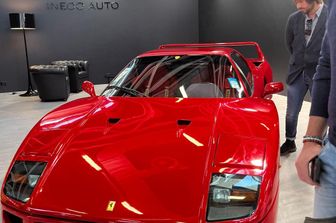 Ferrari F40. Realizzata in 1.337 esemplari era mossa da un V8 di 3.000 cc. che la spingeva a quasi 330 km/h. Oggi spunta quotazioni che partono da 1,5 milioni di Euro.