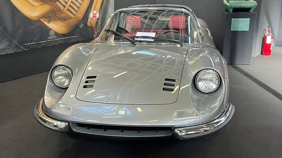 Ferrari Dino 246 GTS, presentata nel 1969 come una &ldquo;Quasi Ferrari&rdquo; era mossa da un motore V6 di 2.400 cc. che erogava 190 cv e la spingeva a 230 orari&nbsp;&nbsp;