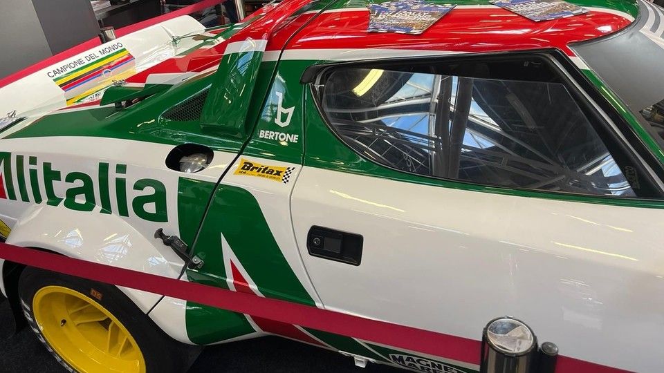 Erede della Stratos sar&agrave; la Lancia 037 che vincer&agrave; il Mondiale Costruttori Rally 1983. Dar&agrave; vita a duelli epici con la Audi Quattro
