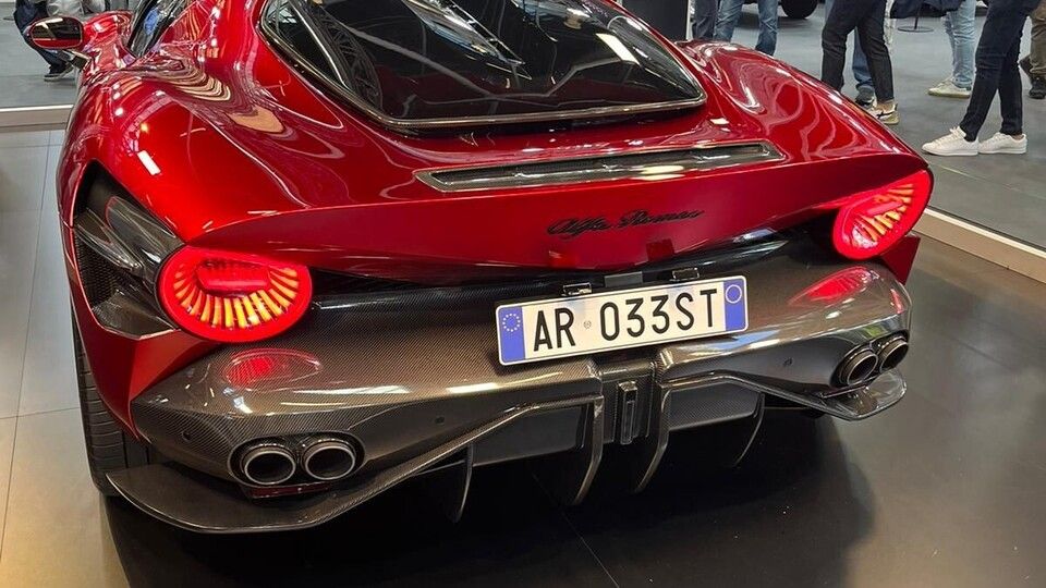 Prefigura quella che sar&agrave; la supercar di domani per Alfa. Il 3 e&rsquo; onnipresente: 333 orari, 0-100 in meno di 3 sec., frenata da 100 orari in meno di 33 metri&nbsp;