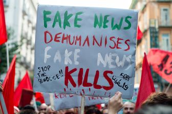 Un cartello mostrato in una manifestazione a Napoli contro le fake news legate al conflitto in Medio Oriente