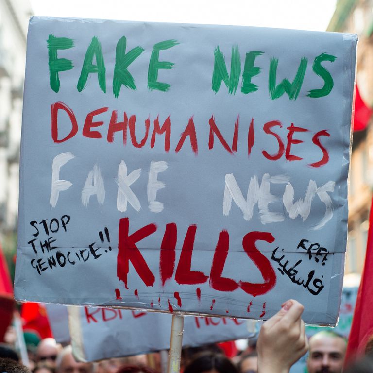 Un cartello mostrato in una manifestazione a Napoli contro le fake news legate al conflitto in Medio Oriente