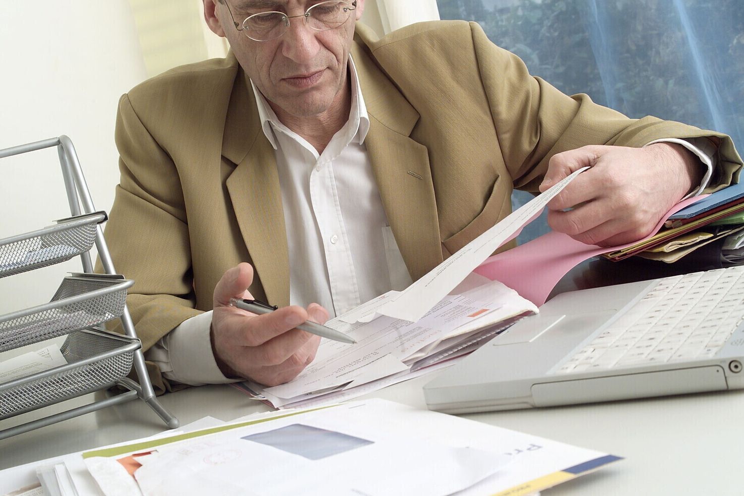 Fisco: un uomo compila i documenti delle tasse