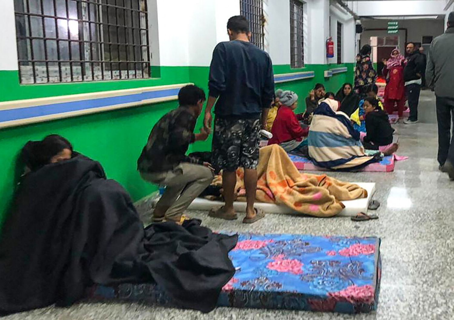 Alcuni sopravvissuti al terremoto accampati nei corridoi dell'ospedale di Jajarkot&nbsp;