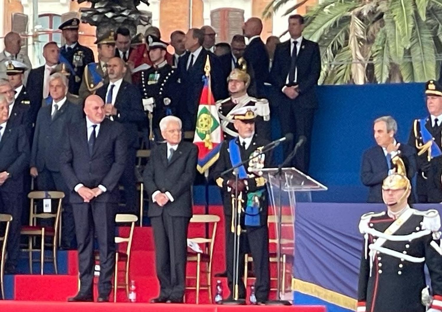 Il Capo dello Stato Sergio Mattarella, tra il ministro della Difesa Guido Crosetto e il Capo di Stato Maggiore, ammiraglio Giuseppe Cavo Dragone