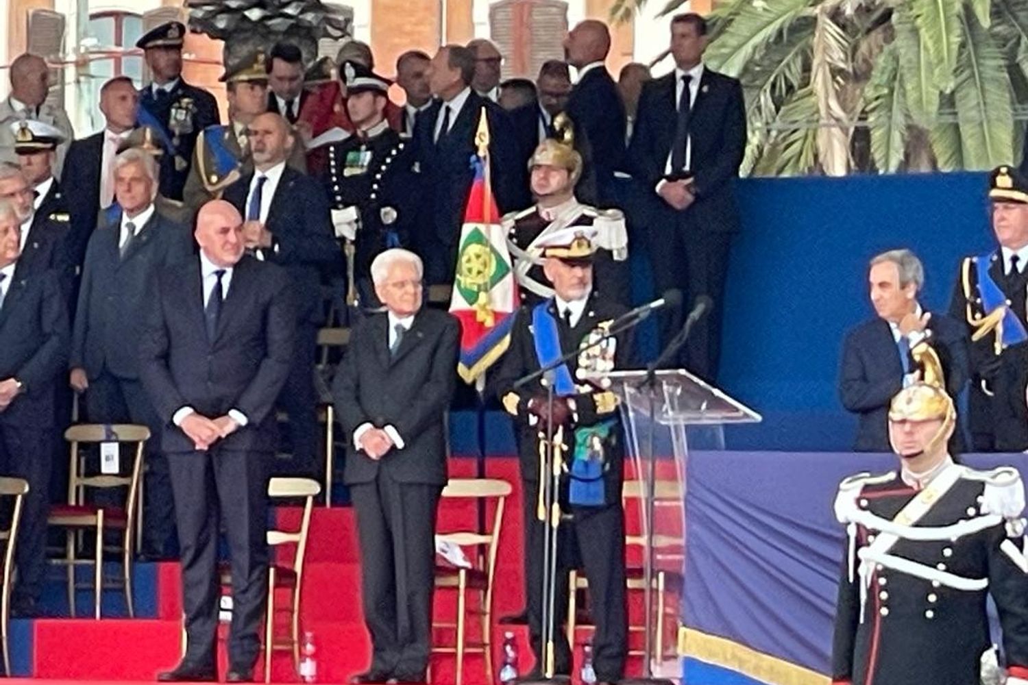 Il Capo dello Stato Sergio Mattarella, tra il ministro della Difesa Guido Crosetto e il Capo di Stato Maggiore, ammiraglio Giuseppe Cavo Dragone