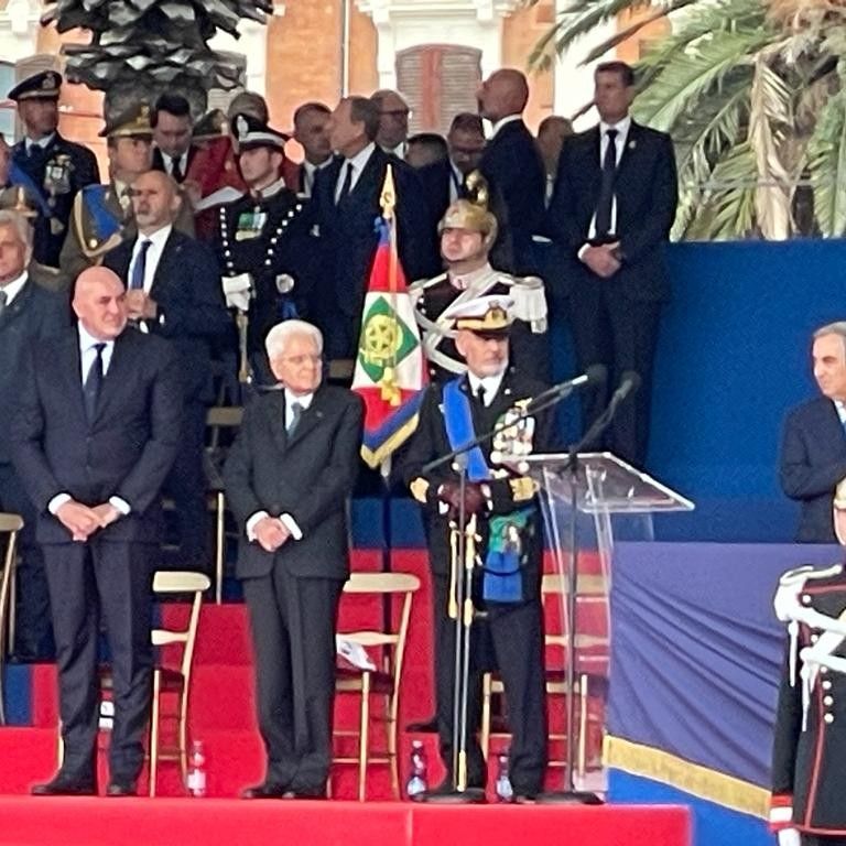Il Capo dello Stato Sergio Mattarella, tra il ministro della Difesa Guido Crosetto e il Capo di Stato Maggiore, ammiraglio Giuseppe Cavo Dragone