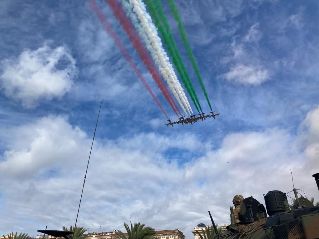 Il passaggio delle Frecce tricolori a fine cerimonia a Cagliari