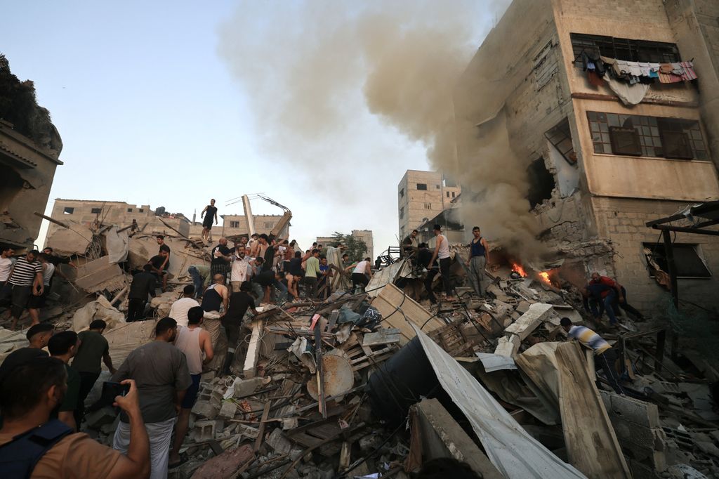 Civili tra le macerie a Gaza