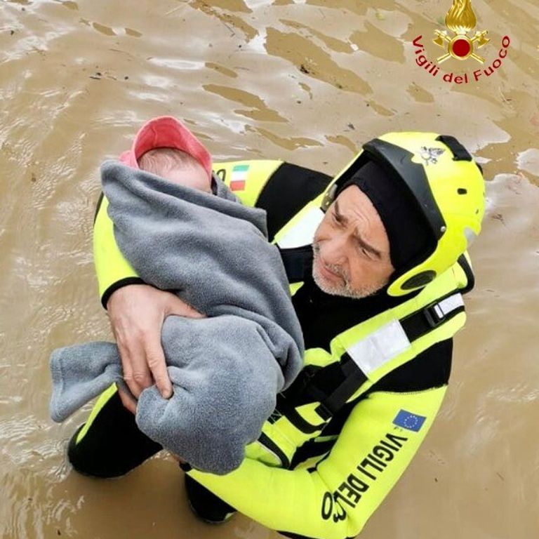 Il neonato salvato dai Vigili del Fuoco