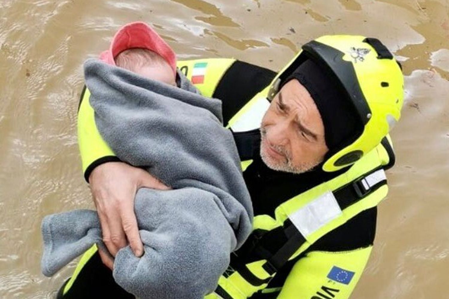 Il neonato salvato dai Vigili del Fuoco
