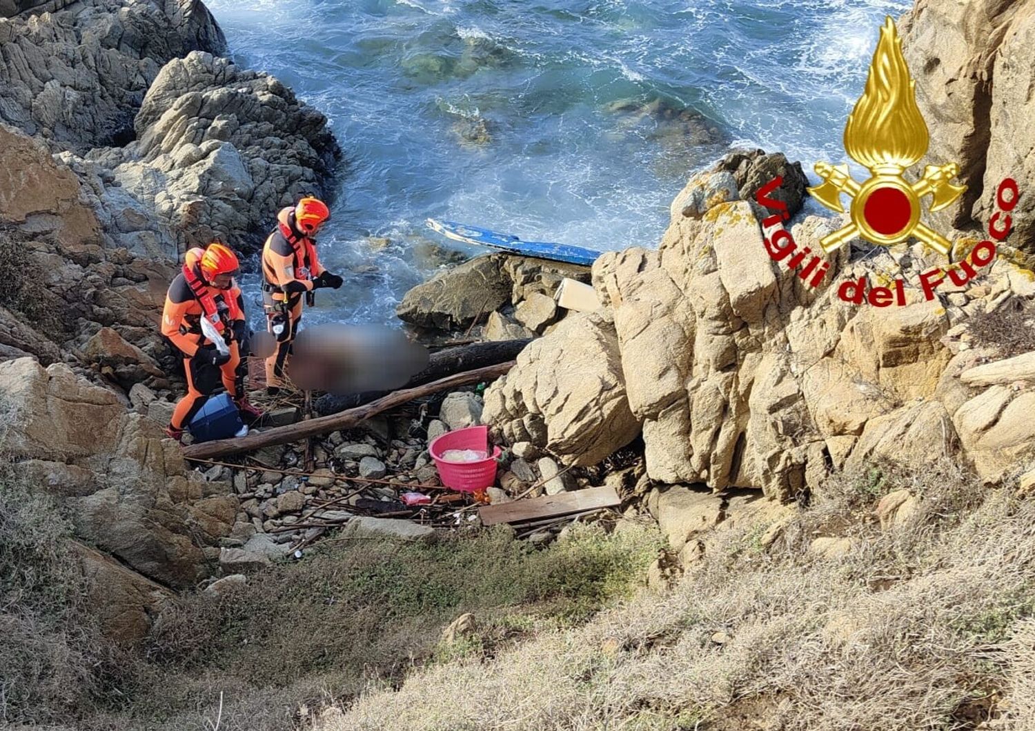 Naufragio in Sardegna, un diportista trovato morto sugli scogli