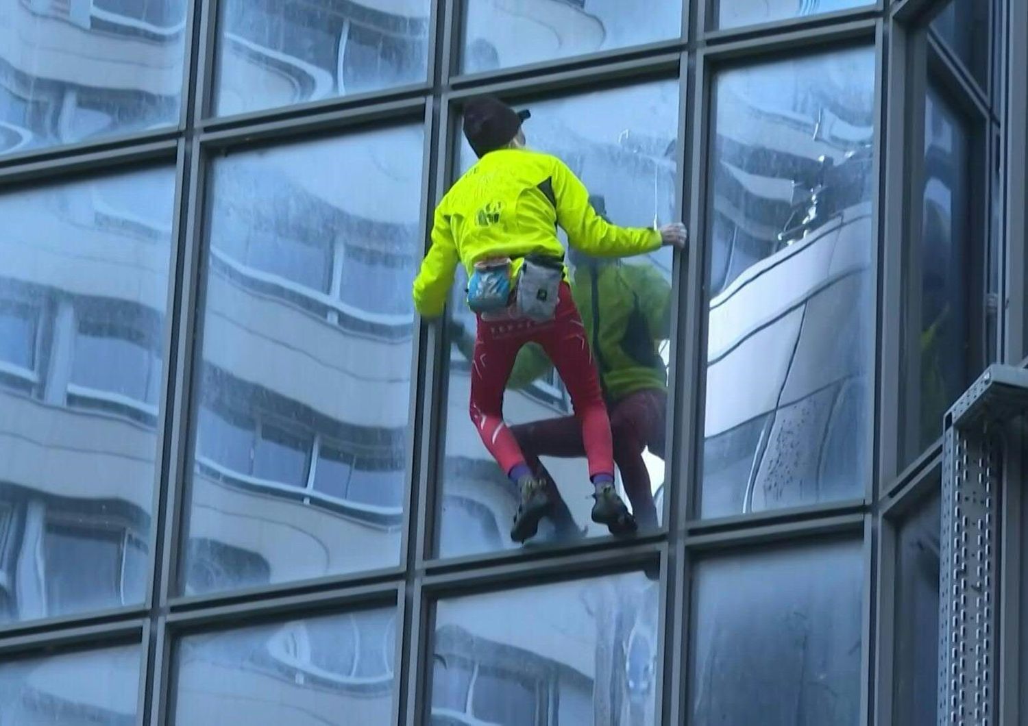 Alain Robert scala un grattacielo a Parigi