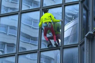 Alain Robert scala un grattacielo a Parigi