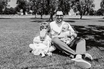 Pap&agrave; Giacomo con i tre figli (da Facebook)
