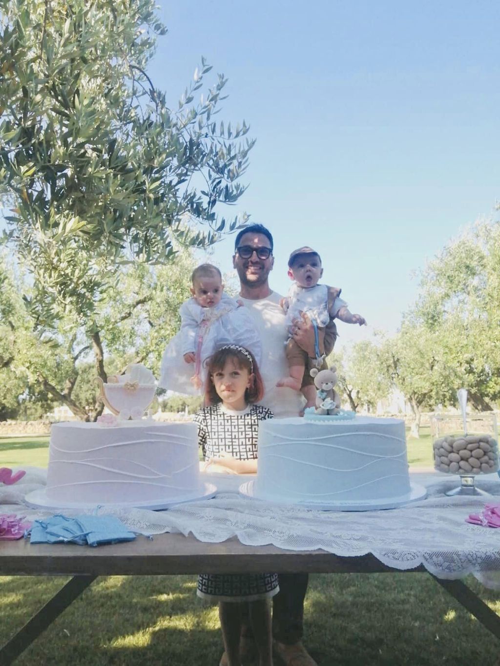 Giacomo con i 3 figli (da Facebook)