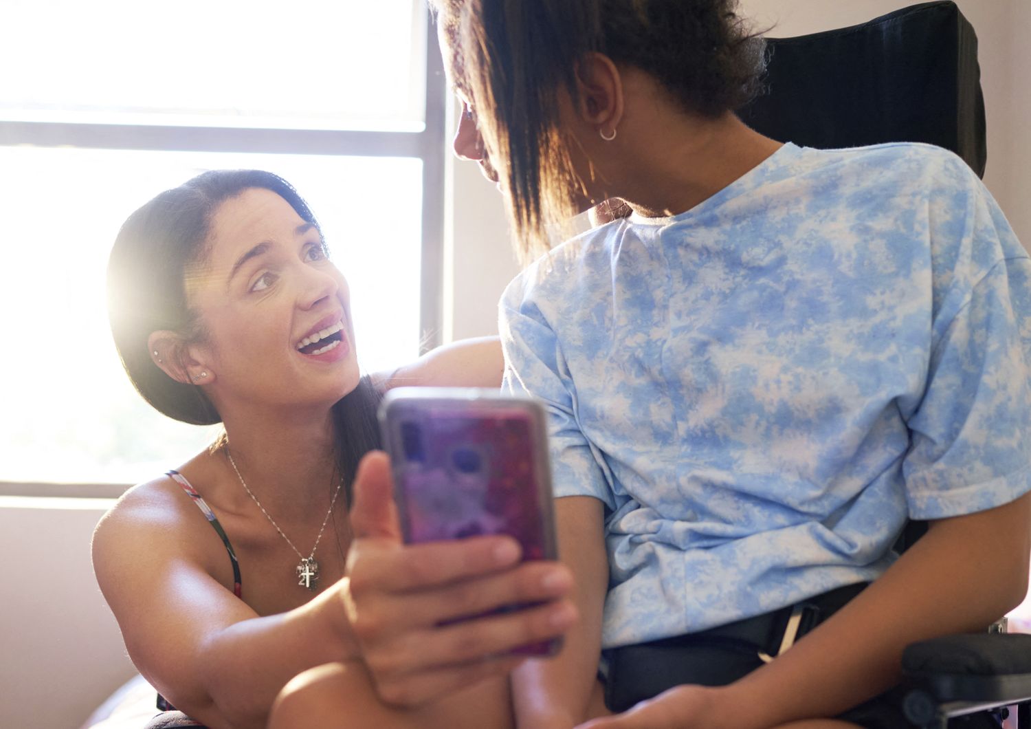 Madre e figlia con lo smartphone