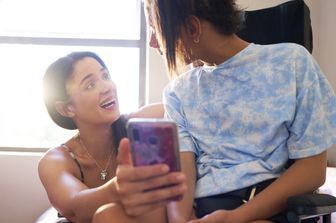 Madre e figlia con lo smartphone