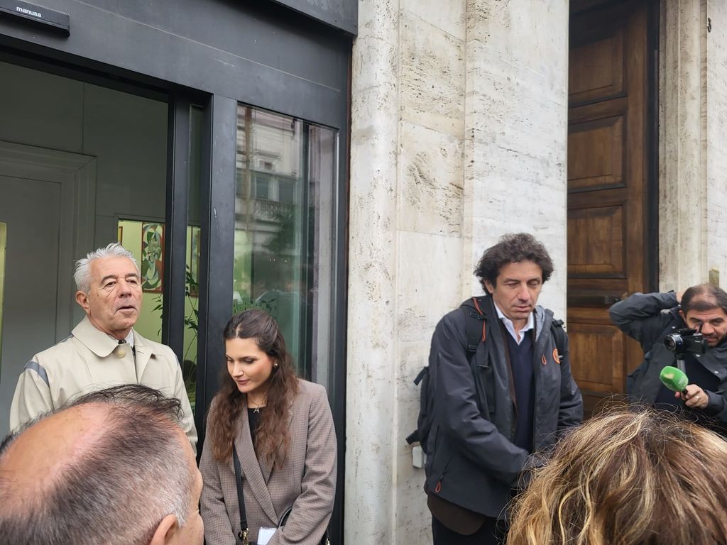 Perduca e Cappato in attesa di autodenunciarsi ai carabinieri