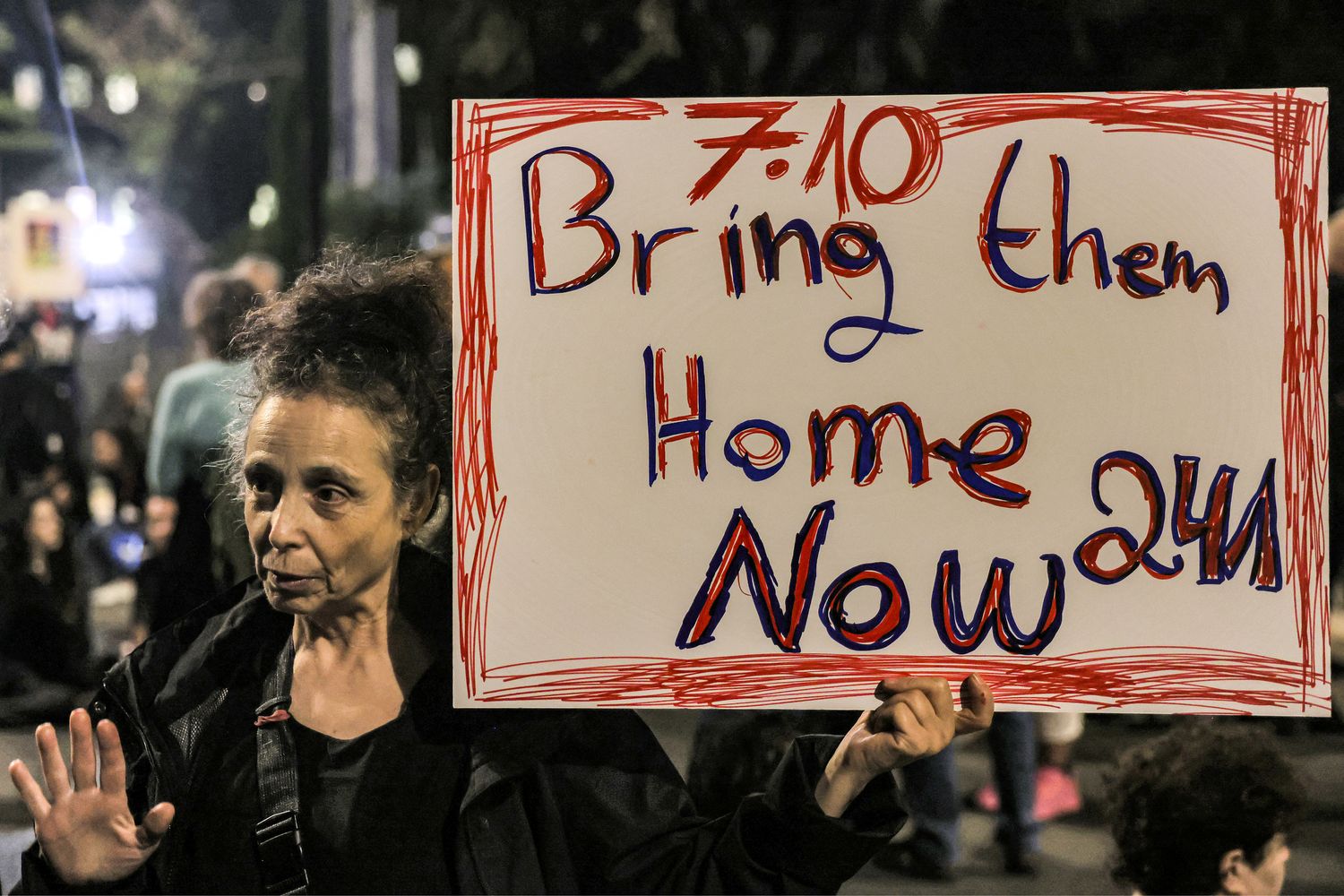 Una donna chiede che il governo israeliano si attivi per il ritorno degli ostaggi rapiti da Hamas&nbsp;