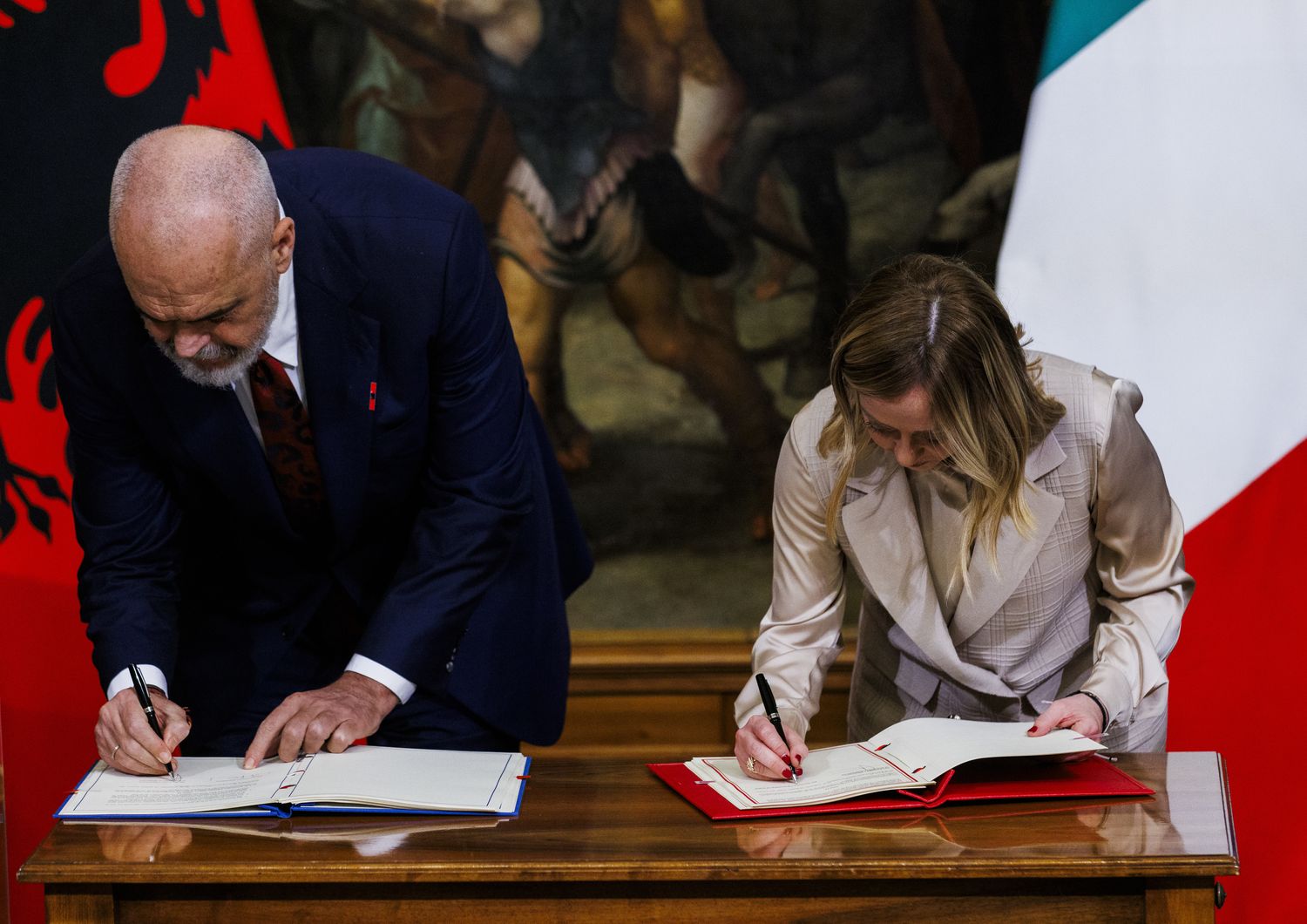 Firma del protocollo d'intesa Italia-Albania sulla gestione dei flussi migratori. Edi Rama e Giorgia Meloni