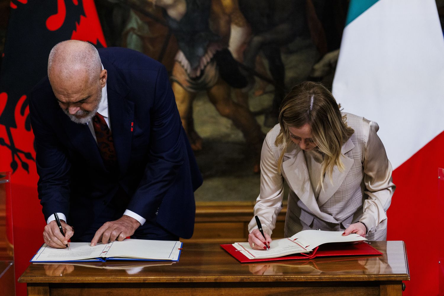 Firma del protocollo d'intesa Italia-Albania sulla gestione dei flussi migratori. Edi Rama e Giorgia Meloni