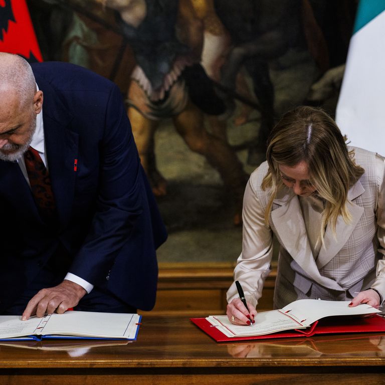 Firma del protocollo d'intesa Italia-Albania sulla gestione dei flussi migratori. Edi Rama e Giorgia Meloni