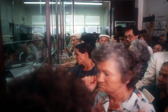 Pensionati fanno la fila per ritirare la pensione&nbsp;