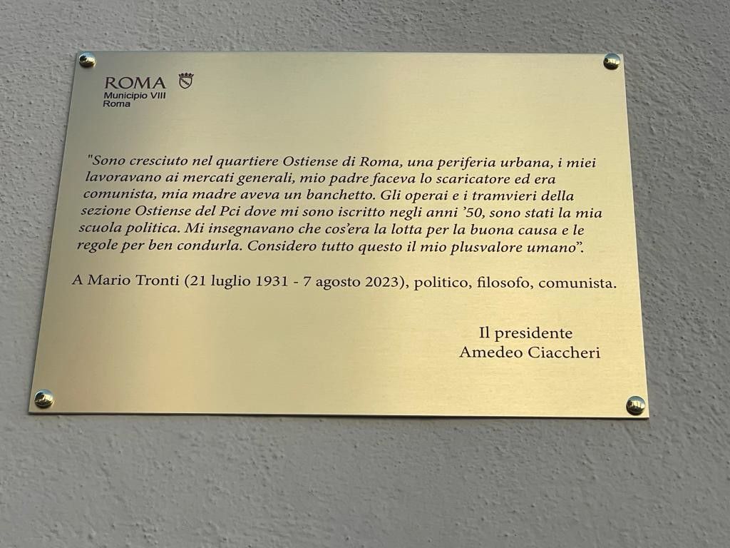 La targa intitolata al filosofo e politico Mario Tronti