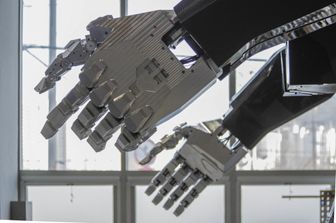 Corea robot scambia uomo lo schiaccia