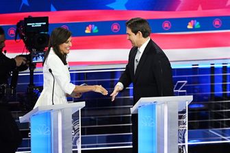 L'ambasciatrice delle Nazioni Unite Nikki Haley stringe la mano al governatore della Florida Ron Desantis