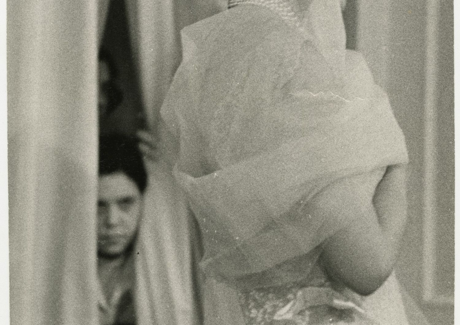&nbsp;Maria Callas prova abiti nell'atelier Biki&nbsp;
