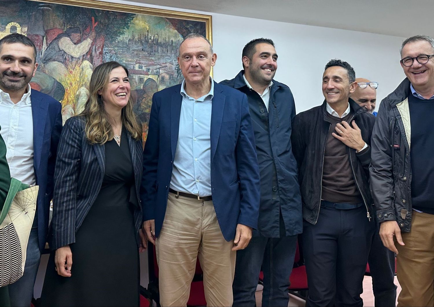 Alessandra Todde assieme ai rappresentanti della coalizione che l'ha indicata come candidata alla presidenza della Regione Sardegna