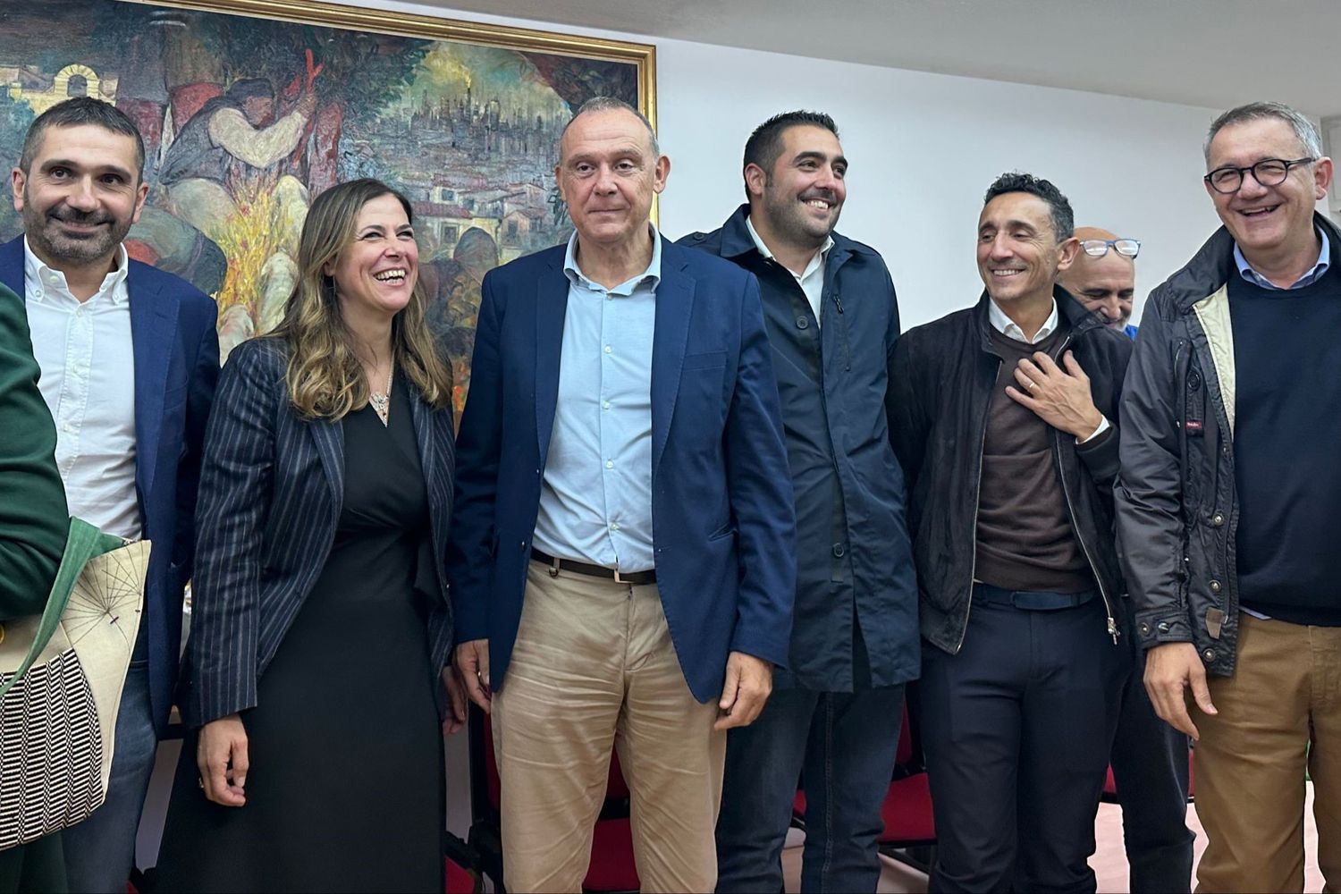 Alessandra Todde assieme ai rappresentanti della coalizione che l'ha indicata come candidata alla presidenza della Regione Sardegna