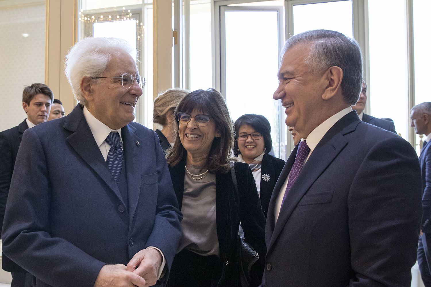 Sergio Mattarella accolto da Shavkat Mirziyoyev, presidente della Repubblica dell&rsquo;Uzbekistan, in occasione della visita ufficiale&nbsp;