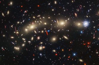 Vista pancromatica dell&rsquo;ammasso galattico MACS0416 ripreso dai telescopi Webb e Hubble&nbsp;