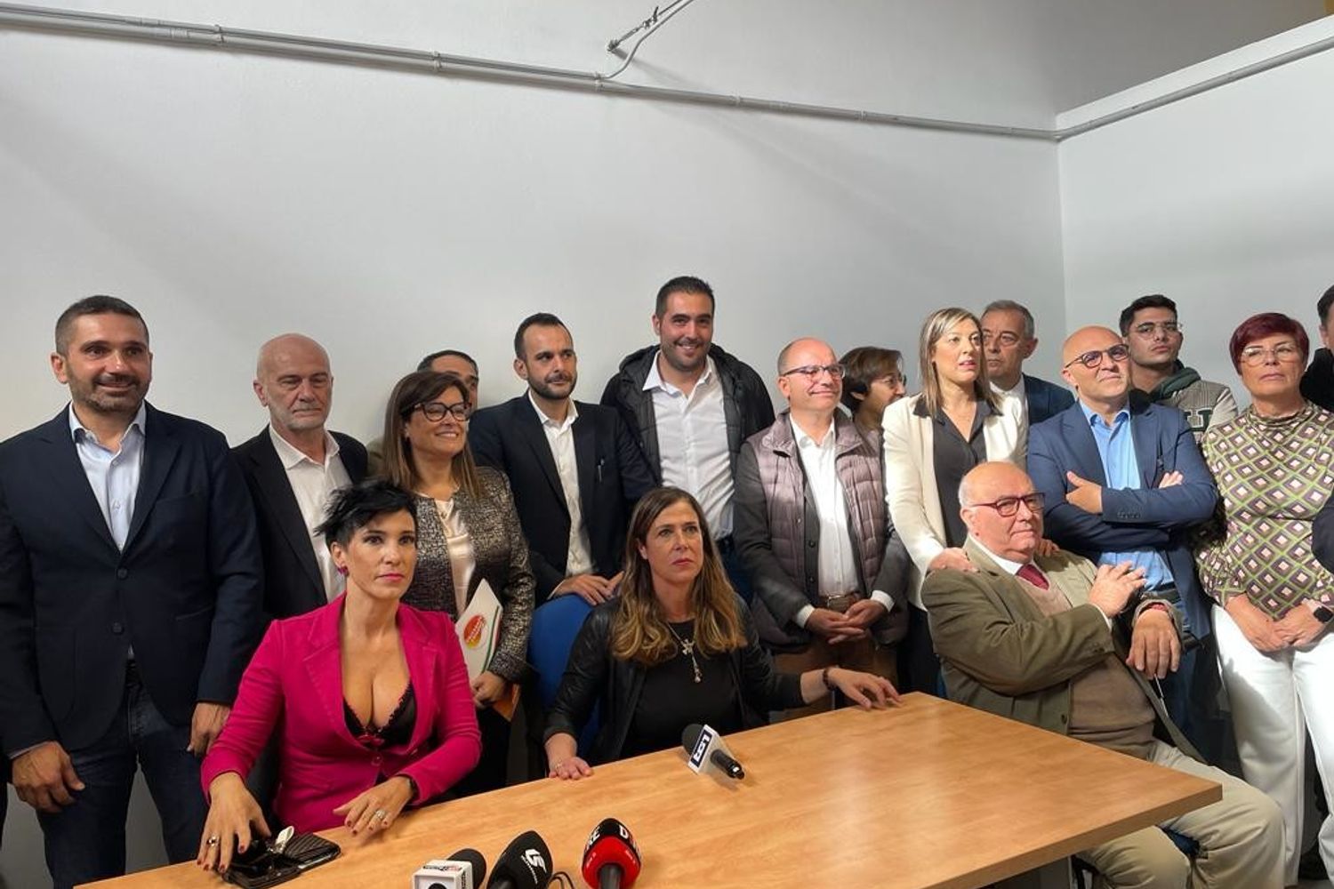 Al centro Alessandra Todde. A sinistra la consigliera regionale Desir&egrave; Manca. Alle loro spalle i rappresentanti della coalizione di centrosinistra che la sostiene.