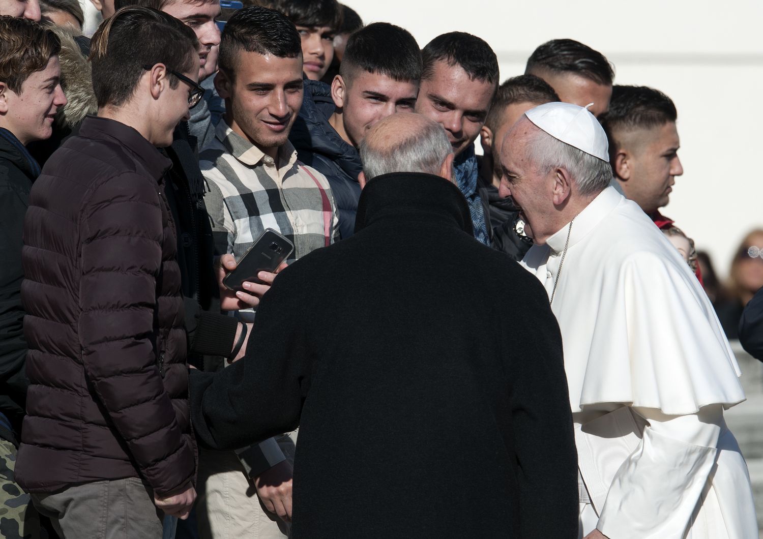 Il papa saluta alcuni detenuti del carcere minorile di Casal del Marmo