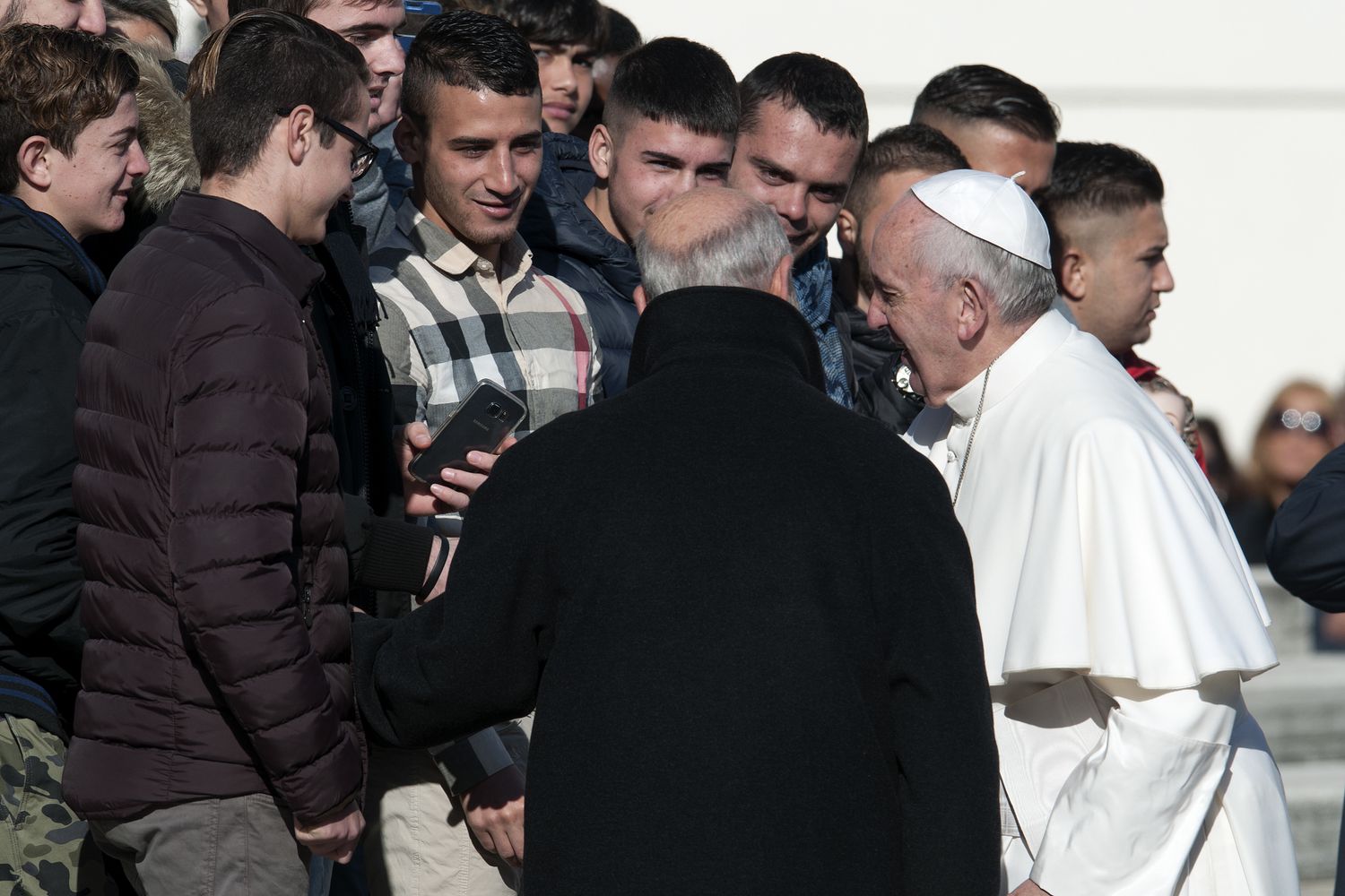 Il papa saluta alcuni detenuti del carcere minorile di Casal del Marmo