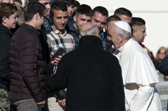 Il papa saluta alcuni detenuti del carcere minorile di Casal del Marmo