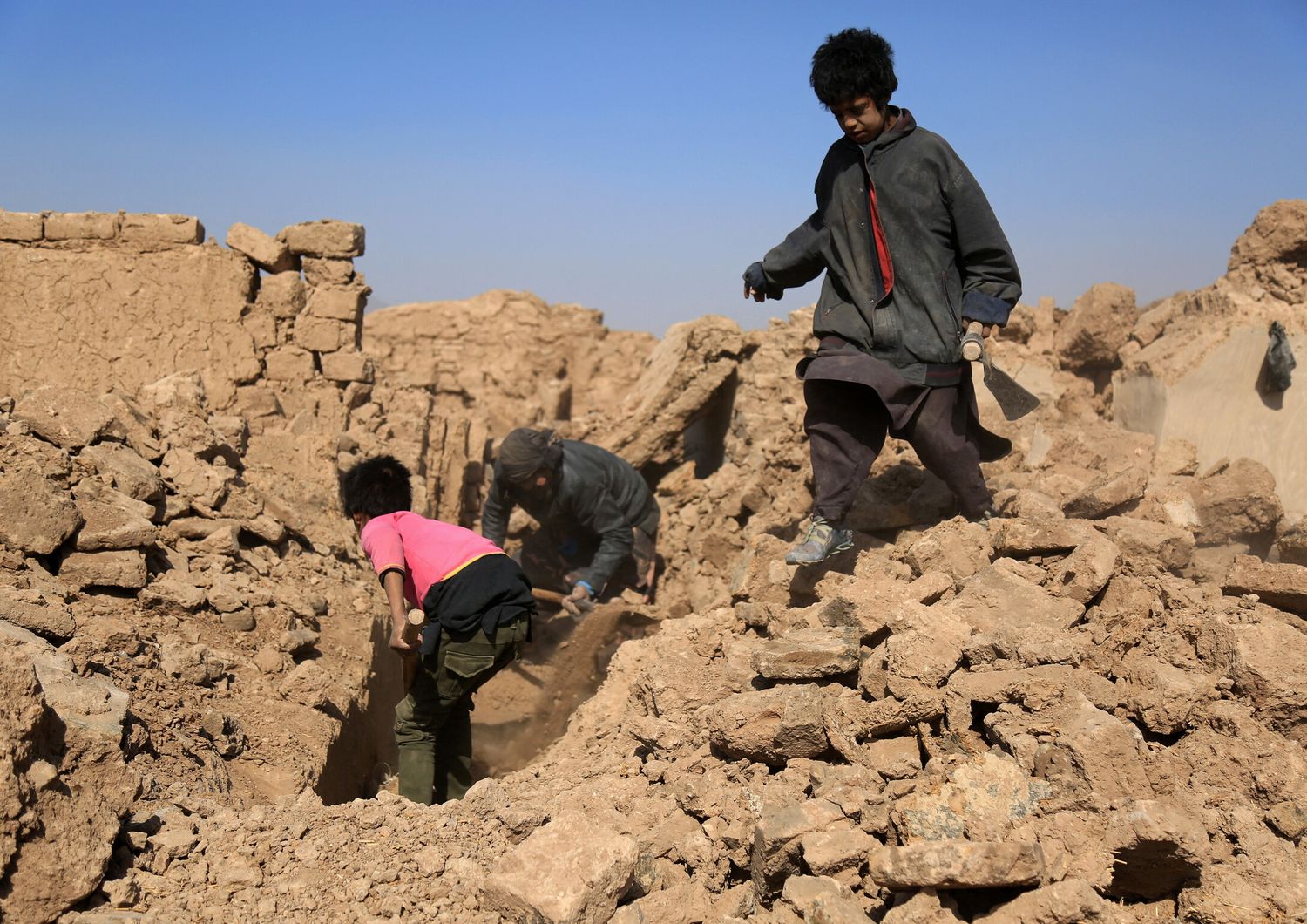 Bambini tra le macerie lasciate dal sisma in Afghanistan