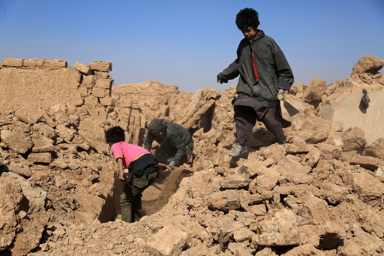 Bambini tra le macerie lasciate dal sisma in Afghanistan