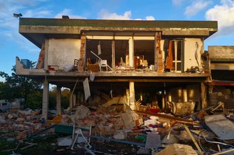 La palazzina distrutta dall'esplosione