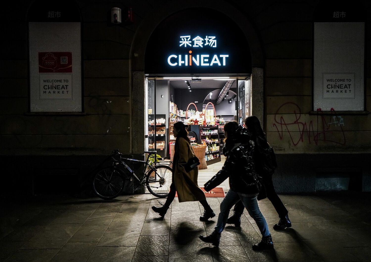 Un negozio di via Sarpi, nella Chinatown di Milano