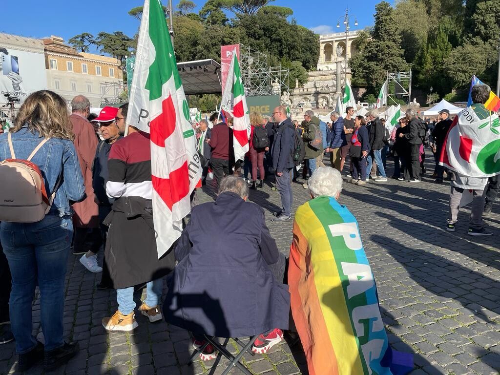 Il Pd in piazza e sul palco l'Italia 'che fa fatica'