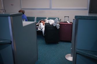 Una persona dorme in aeroporto (immagine di repertorio)